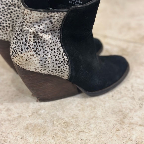 Very Volatile Wedge Animal Print Bootie! Size 7.5 - Picture 6 of 6